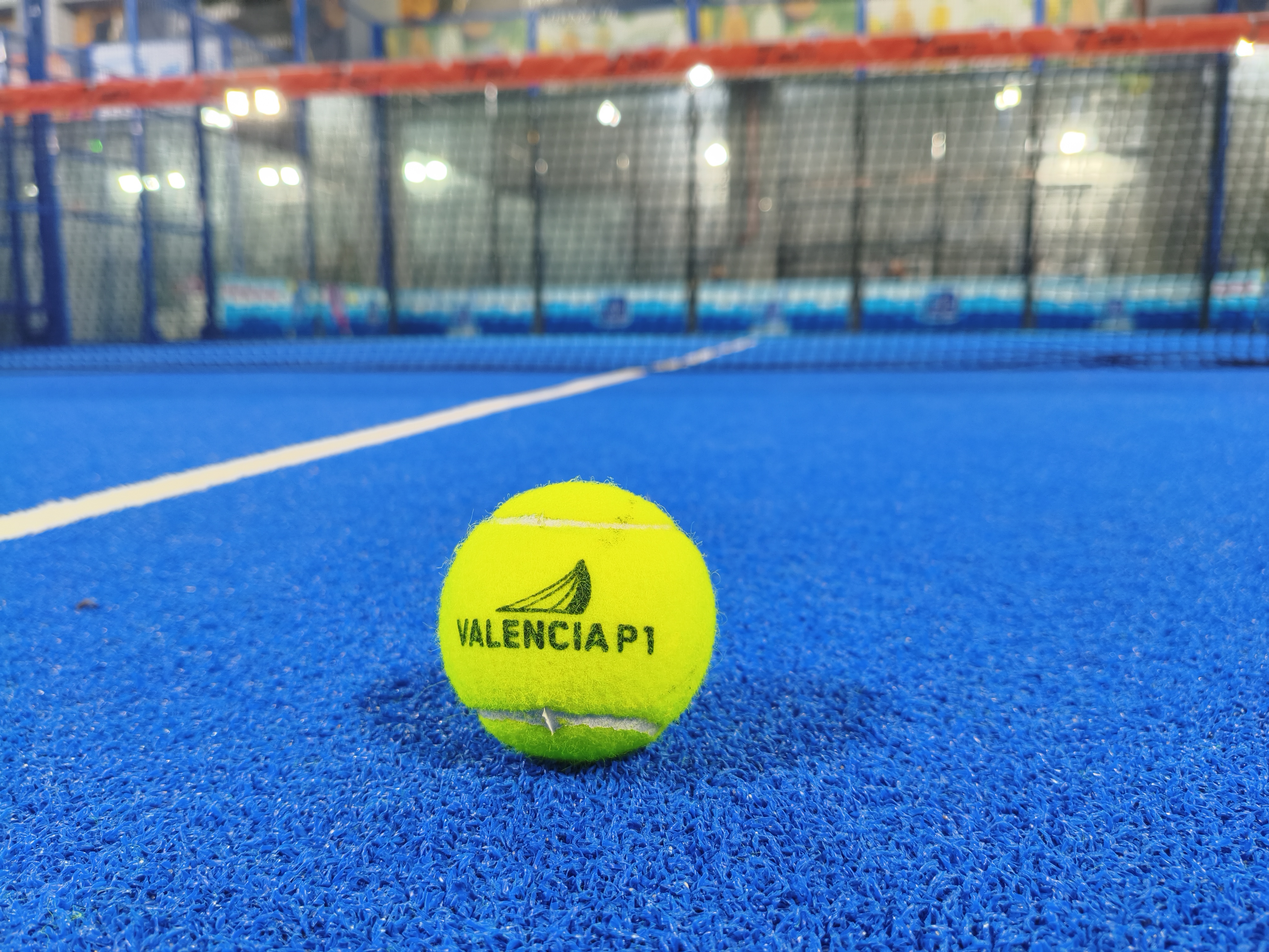 Pelota de pádel en la pista
